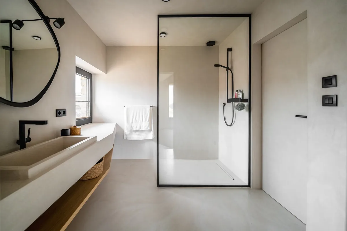 Salle de bain parentale en béton ciré intégral et chêne à Fratin