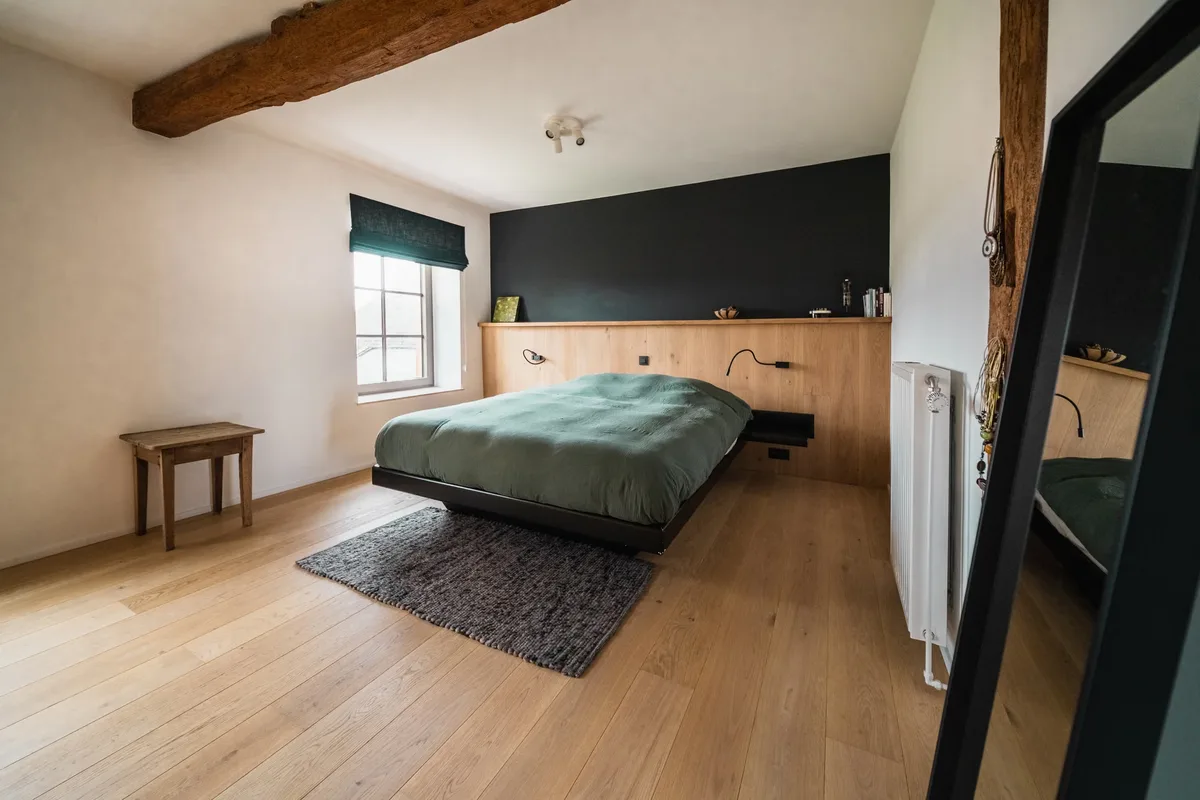 Chambre avec parquet et tête de lit en chêne sur mesure