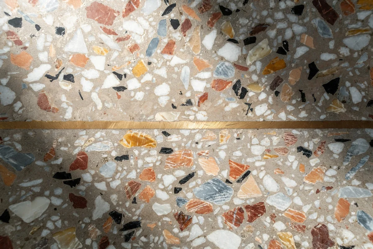 Détail d’un sol en terrazzo AdLucem aux éclats colorés