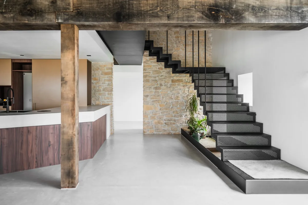 Cuisine et escalier dans un intérieur en béton ciré à Fouches, architecte Bivwak